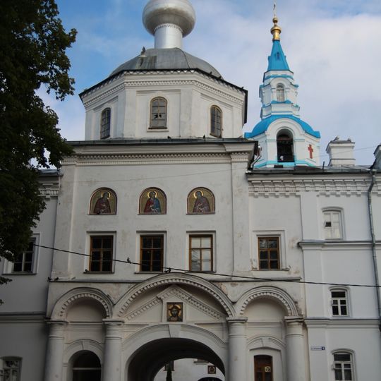 Церковь Петра и Павла во внешнем каре монастыря