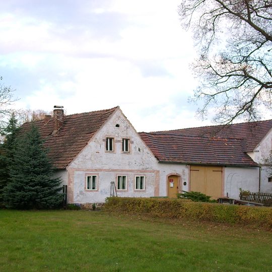 Bauernhof mit Wohnhaus, zwei Seitengebäuden und Scheune Koselbruch 11