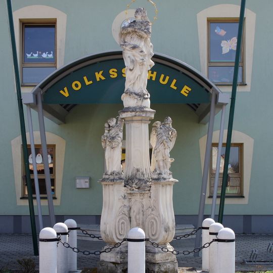 Pest-/Dreifaltigkeitssäule, Immaculata mit Pestheiligen