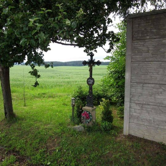 Kříž východně od Hodušína u křižovatky