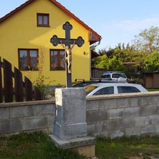 Kříž v Běštíně u hlavní silnice