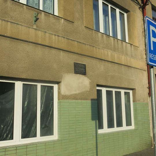 Pamětní deska osobností rodu Paroubků na domě 73 v Sadské