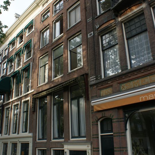 Huis met gevel onder rechte lijst