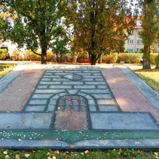 Plastika městského znaku na Husově náměstí v Lysé nad Labem