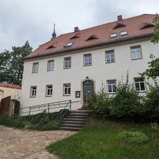Pfarrhaus, mit seitlichem Torbogen Teichstraße 1