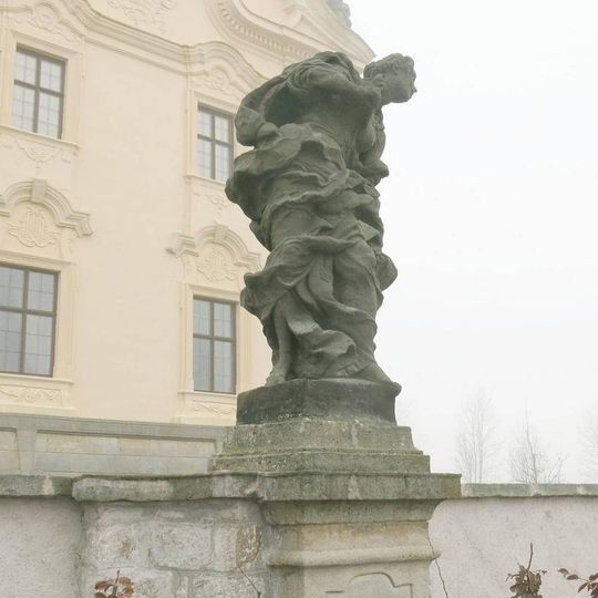 Socha alegorie Zoufalství na terase špitálu v Kuksu