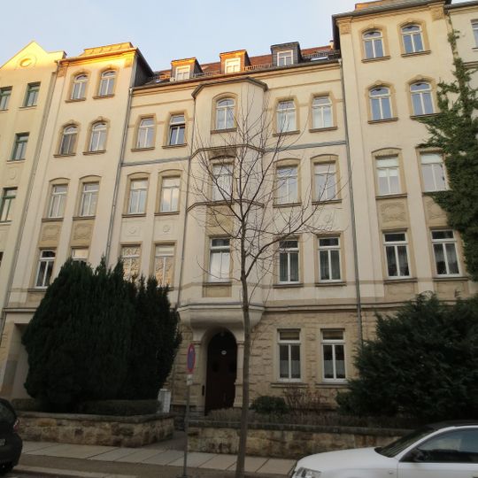 Mietshaus in geschlossener Bebauung mit Vorgarten Lohrstraße 38