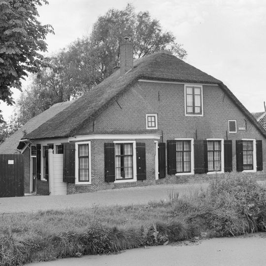 Lage gevel met rechte kroonlijst en uitbouw