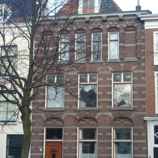 Pand met bakstenen gevel in Vredeman de Vriesstijl, stoeppalen