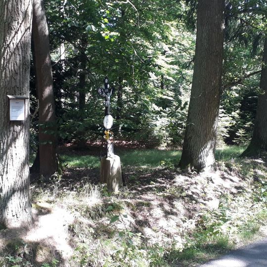 Kříž severně od Velechvína v lese