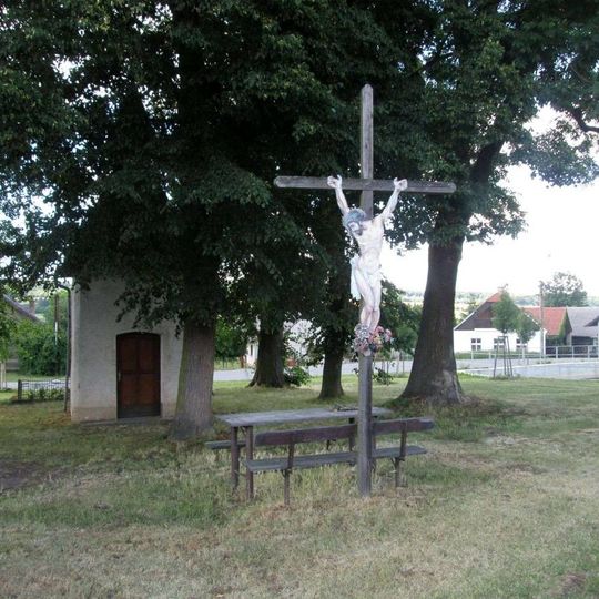 Kříž u kaple v Cekově