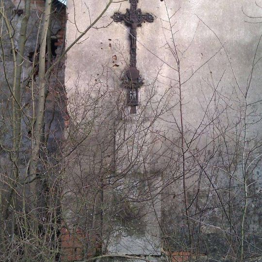 Křížek v Líšině u zdi