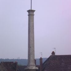 Croix de pierre de Villeneuve-sur-Yonne