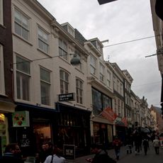 Pand met gevel met rechte kroonlijst op gesneden consoles