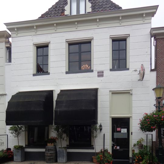 Woonhuis onder schilddak, waarin dakvenster met vleugelstukken