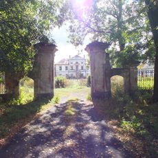 Brama wjazdowa z fragmentami dawnego ogrodzenia