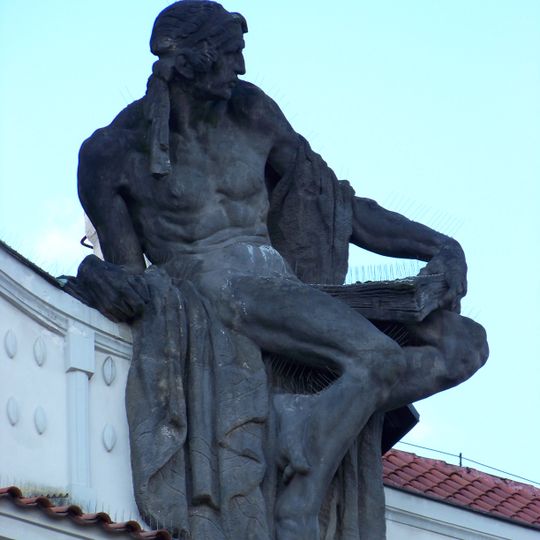 Sochy na štítu domu 67/8 na Vršovickém náměstí