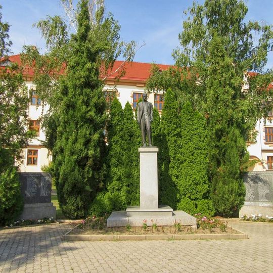 Pomník padlým v Lanžhotě před školou