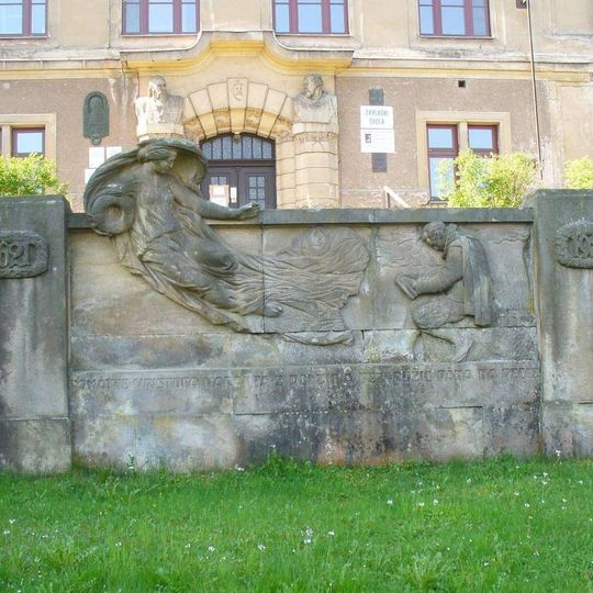 Pomník Kryštofa Haranta před školou v Pecce