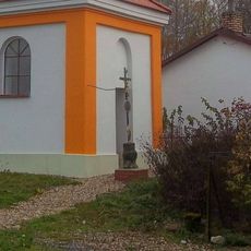 Kříž u kaple v Brné