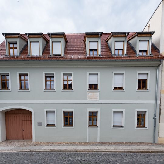 Wohnhaus in halboffener Bebauung und in Ecklage, mit Gedenktafel Hallesche Straße 36