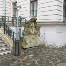 Socha Dvě ženy na terase knihovny ve Velké Hradební ulici v Ústí nad Labem