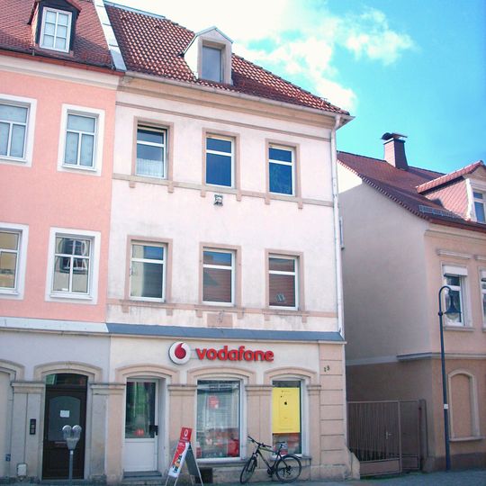 Wohnhaus in halboffener Bebauung mit Ladenzone im Erdgeschoss Julius-Kühn-Platz 15