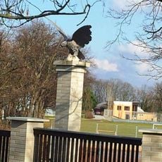 Sloup se sokolem v Praze 5