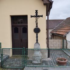 Kříž před kaplí