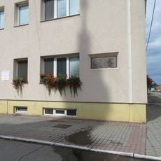 Pamětní deska v Lanžhotě na zdi zdravotního střediska