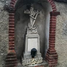 Kříž Čapounovy rodiny u kostela sv. Jiljí v Hartvíkovicích