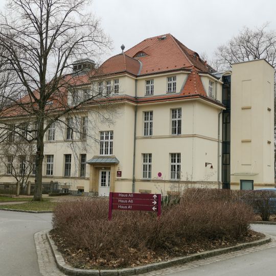 Building A8: Clinic building in the style of reform architecture Hufelandstraße 15