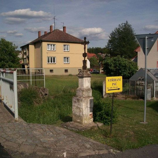 Kříž v Nekmíři u mostu