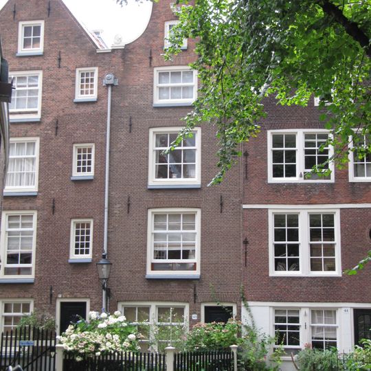 Pand met ingezwenkte halsgevel met goede late roedenverdeling