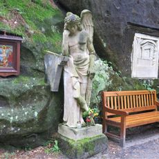 Socha anděla v areálu Bratrského oltáře severovýchodně od České Kamenice