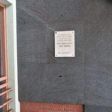 Pamětní deska obětem okupace 1939-45 u vstupu do nádraží v Poděbradech