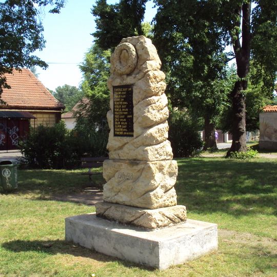Pomník padlým v parku u kostela v Lobkovicích