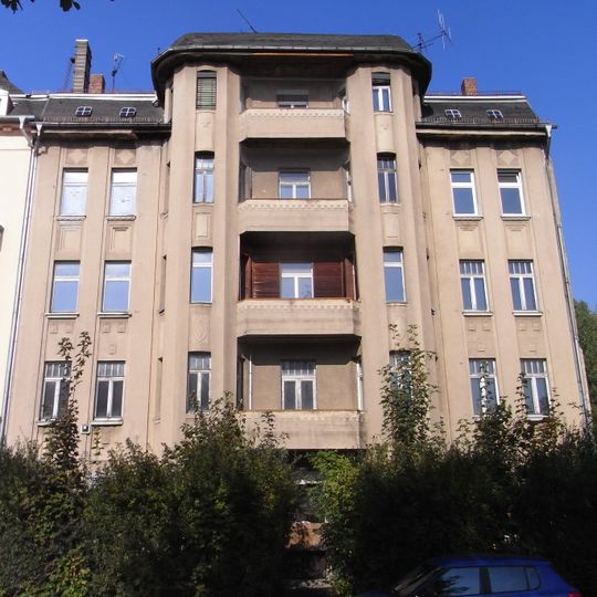 Mietshaus in ehemals geschlossener Bebauung mit Vorgarten Heinrich-Lorenz-Straße 11