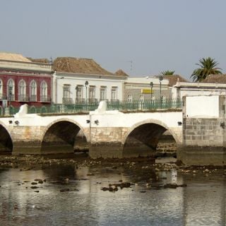 Ponte antiga sobre o Rio Gilão