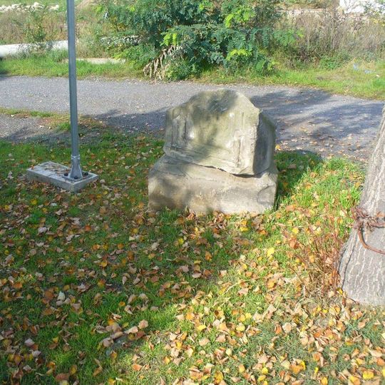 Podstavec ulomeného kříže na rozcestí z Hlavní ulice v Novém Sedle