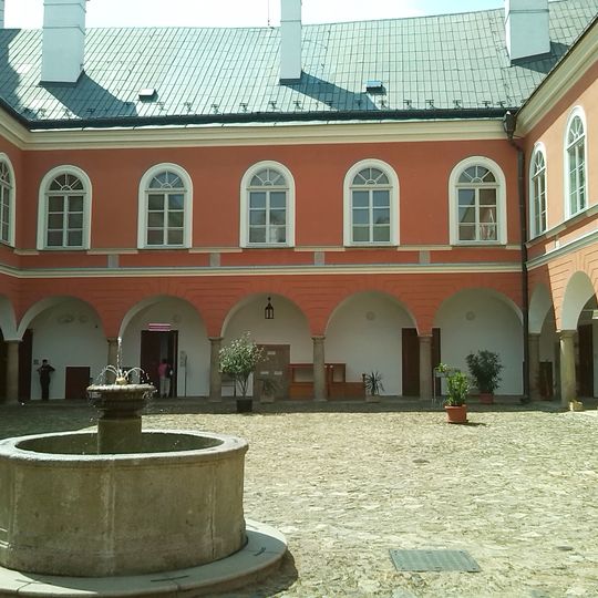 Kašna na dvoře zámku v Kamenici nad Lipou