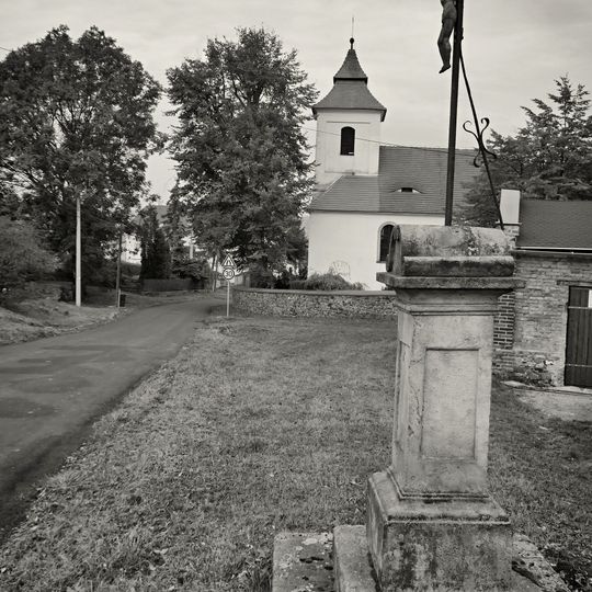 Kříž na návsi u kostela v Arnultovicích