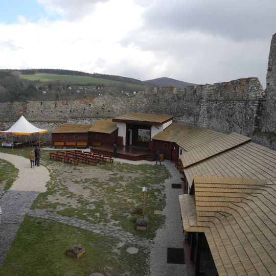 Hrad Beckov, nádvorie hradné