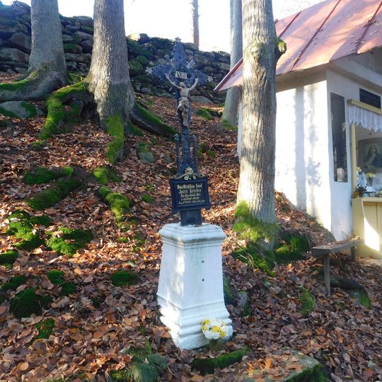 Kříž u kaple svaté Anny u Dobrohostova