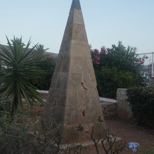 Jehlanový památník v Moraiře