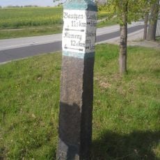 Wegestein (ca. 300 m westlich Ortsausgang Zscharnitz, an der Kreuzung nach Liebon)
