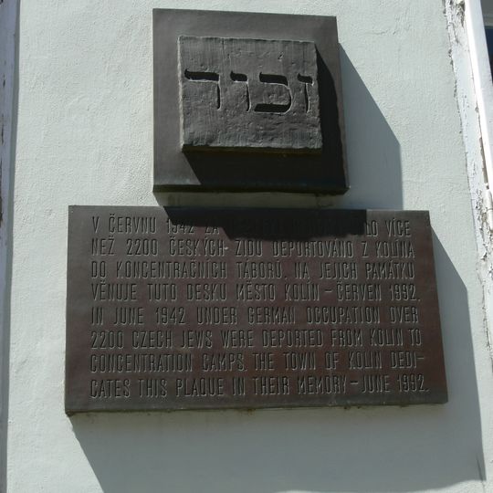 Pamětní deska židovským obětem okupace 1939-45 na domě Na Hradbách 157 v Kolíně
