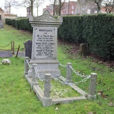 Grave monument of Van der Vlis-Muis († 1912) and their son Maarten († 1895)