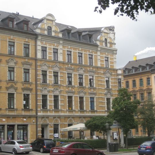 Mietshaus in geschlossener Bebauung mit Vorgarten Wilhelm-Külz-Platz 9a