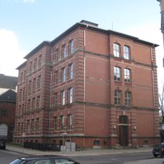 Schulbau mit Turnhalle und Einfriedung zur Reinhardtstraße (baulich verbunden mit Schulgebäude Philippstraße 20) Reinhardtstraße 6